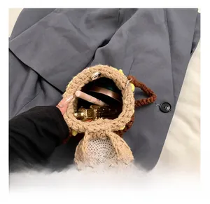 Détail de l'intérieur du sac pot de miel au crochet avec maquillage et rouge
