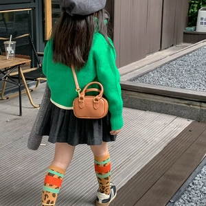 Kleinkinder Mode grüner Pullover und braune Leder Mini Bowlingtasche mit Bärenanhänger