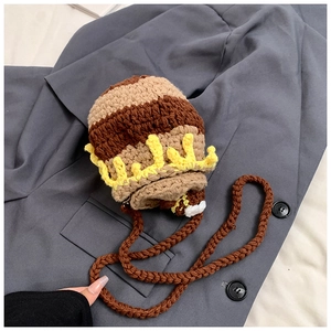 Détail du mini sac seau au crochet avec motif de chapeau de dessin animé sur costume
