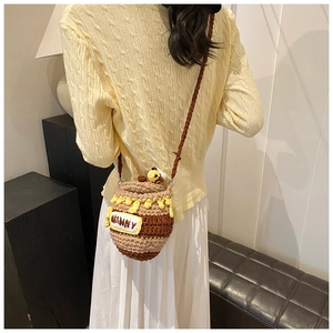 Détail du sac pot de miel au crochet avec broderie 'HUNNY' et petite abeille tricotée