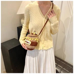 Détail d'un sac pot de miel au crochet fait main avec gouttes de miel et écusson HUNNY