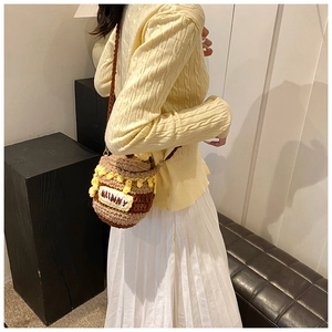 Détail du sac pot de miel au crochet montrant la broderie HUNNY et la texture