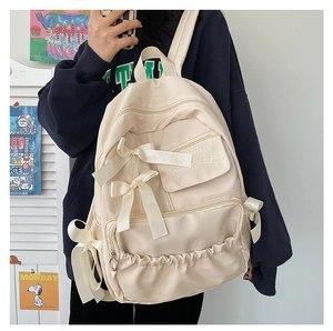 Dettaglio dello zaino scolastico stile giapponese con fiocchi e ricami decorativi