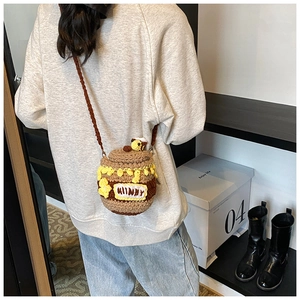 Détail du sac pot de miel au crochet avec broderie Hunny et breloque petit ours