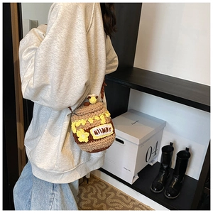 Détail du sac pot de miel au crochet fait main avec texte 'HUNNY' et petite fleur jaune