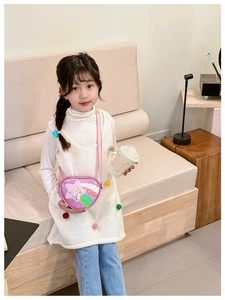 Détail du sac pailleté en forme de cœur avec étoile et bandoulière arc-en-ciel