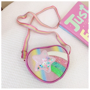 Détail du sac coeur pailleté avec bandoulière arc-en-ciel et élément étoile