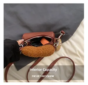 Vue intérieure du sac bandoulière cylindrique montrant la capacité pour le maquillage