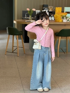 Mini sac bandoulière blanc pour enfant avec cardigan rose et jean évasé tendance