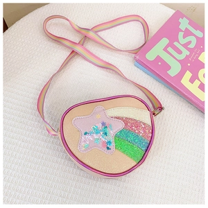 Détail du sac à paillettes rose pour enfants avec bandoulière arc-en-ciel et étoile
