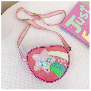 Détail du sac cœur rose à paillettes avec sangle arc-en-ciel et étoile scintillante