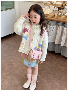 Detail of vintage pink leather crossbody bag for girls with autumn school outfit