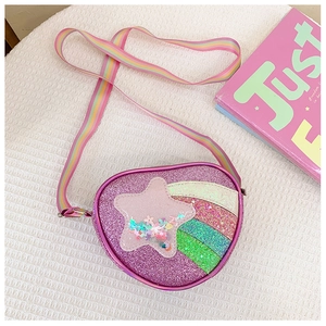 Vue détaillée du sac coeur à paillettes pour fille avec sangle arc-en-ciel et étoile