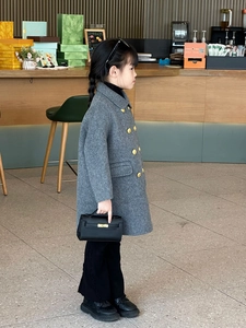 Détail du manteau en laine gris pour enfants avec doubles boutons dorés et revers