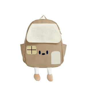 Mochila infantil con forma de casita en caqui con piernas 3D y diseño de dibujos