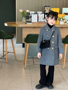 Manteau fille en laine grise à double boutonnage doré avec mini sac à main élégant
