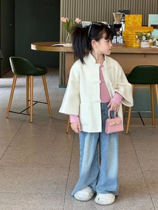 Détail d'une veste en polaire sherpa blanche pour fille avec boutons chinois traditionnels