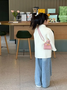 Mini sac bandoulière rose en cuir pour enfants avec fermoir en métal doré et poignée