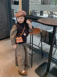 Mini sac à main orange pour enfants avec texture crocodile et tenue d'automne à carreaux chic