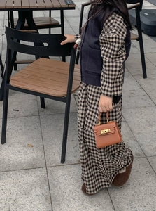 Détail d'un mini sac à main en cuir marron avec boucle argentée et poignée vintage