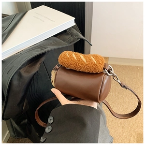 Détail du sac cylindre rétro avec charm pain en peluche mignon et garniture en métal