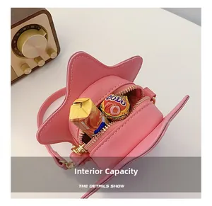 Innenansicht der rosa sternförmigen PU-Leder-Tasche mit Platz für kleine Gegenstände