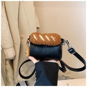 Détail d'un mini sac cylindre avec rabat en peluche style pain et porte-clé pompon mignon