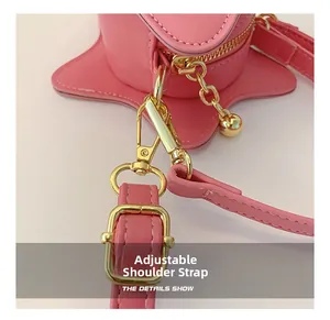 Detail des verstellbaren Riemens mit goldfarbenen Metallteilen an einer rosa Sterntasche