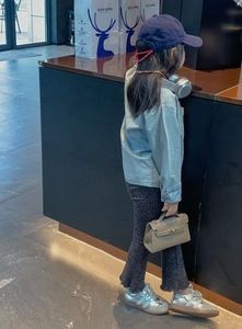 Tenue enfant tendance avec sac à main marron et chemise en jean pour look élégant