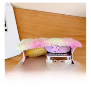 Detailansicht der Regenbogen-Plüschtasche innen mit Kette und Magnetverschluss