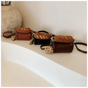 Détails de trois mini sacs baril avec rabats en peluche et pendentifs biscuits