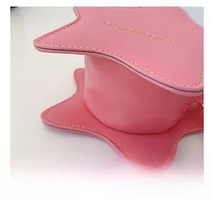 Detailansicht der rosa Stern-Tasche mit feiner Naht und goldenem Fashion-Logo