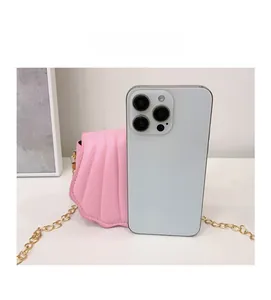 Mini sac coquille rose comparaison de taille avec un smartphone montrant ses dimensions