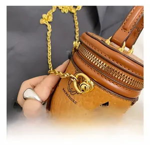 Detail des hochwertigen goldenen Metallhakens und der Schnalle einer Mini-Ledertasche