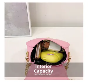 Capacité interne du mini sac coquille rose avec téléphone, rouge à lèvres et étui
