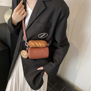 Sac cylindre marron rétro avec peluche baguette et pendentif biscuit mignon