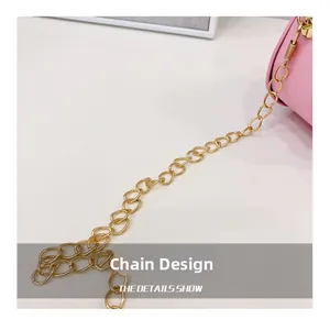Détail de la chaîne dorée et du cuir rose brillant du sac en forme de coquillage enfant