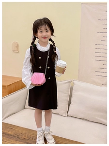 Mini sac à chaîne rose en forme de coquillage avec robe noire et chemise blanche
