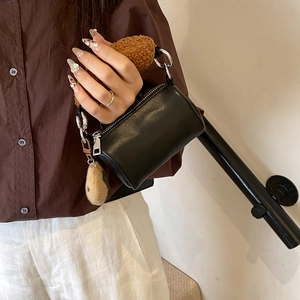 Sac cylindrique rétro noir avec poignée en polaire marron et breloque peluche femme