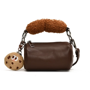 Mini sac cylindre marron foncé avec anses en peluche et pendentif biscuit mignon