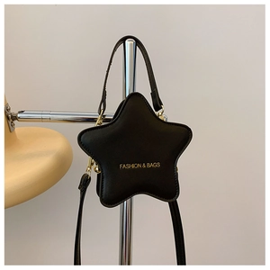 Detail der sternförmigen Mädchen-Tasche aus PU-Leder mit goldfarbenen Metallbeschlägen