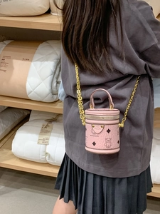 Rosa Mini-Eimertasche mit Bärenmuster und goldener Kette als Umhängetasche