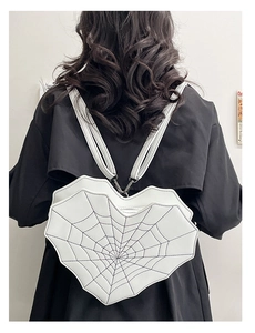 Sac à dos blanc en forme de cœur avec coutures en toile d'araignée noire sur le modèle