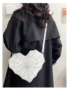 Sac cœur blanc avec motif toile d'araignée gothique porté sur un long manteau noir