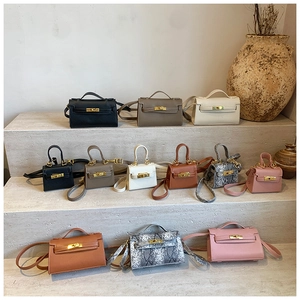 Comparaison détaillée de mini sacs à main en cuir de différentes couleurs avec fermoir en métal
