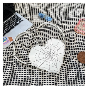Sac à dos cœur motif toile d'araignée avec lunettes et ordinateur sur tissu à carreaux