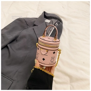 Nahaufnahme der rosa Mini-Eimertasche mit Bären-Print und goldener Kettenriemen