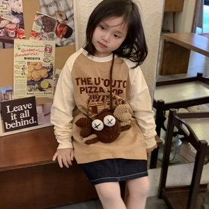 Cute kids' cartoon crab crochet crossbody bag paired with a stylish pizza shop outfit