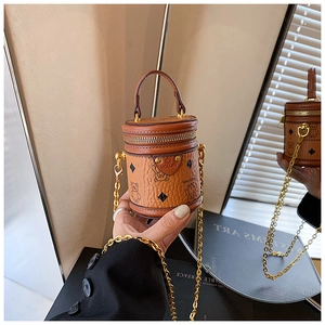 Detailansicht der Mini-Eimertasche mit Bärenmuster und goldener Kette
