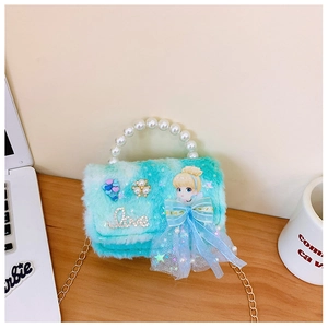 Detail einer flauschigen blauen Kinderhandtasche mit Perlengriff und Prinzessin-Anhänger